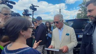 Regele Charles al III-lea a primit anul trecut un album cu poze și cu poveștile oamenilor din sat.