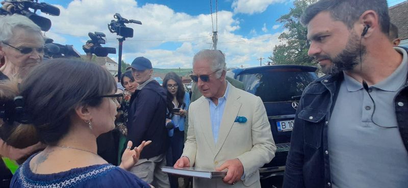 Regele Charles al III-lea a primit anul trecut un album cu poze și cu poveștile oamenilor din sat.