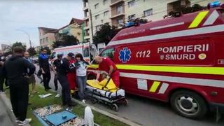 P&acirc;nă la sosirea echipajelor de salvare, bona, o femeie de 54 de ani, care s-a ales cu răni la o m&acirc;nă, &icirc;ncerca să acorde primul-ajutor copilului.
