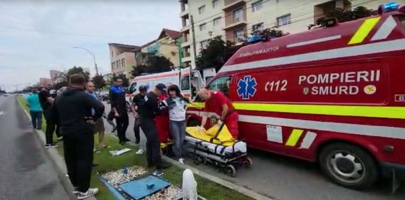 Până la sosirea echipajelor de salvare, bona, o femeie de 54 de ani, care s-a ales cu răni la o mână, încerca să acorde primul-ajutor copilului.