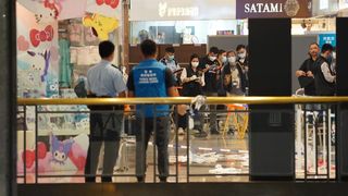 Martorii au relatat că atacatorul a imobilizat o femeie la podea și a înjunghiat-o în mod repetat.