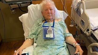 Un pensionar a fost devorat de albine timp de trei ore. 200 de albine „ucigașe” i-au intrat în gură, ochi, nas și urechi