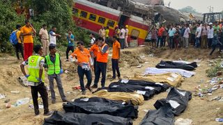 FOTO - Tragedie înfiorătoare în India. Aproape 300 de oameni și-au pierdut viața, iar 650 au fost răniți în urma unui accident feroviar