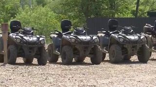 Cele două femei ar fi refuzat să poarte căştile de protecţie, ba chiar au mers şi pe un drum interzis circulaţiei publice.