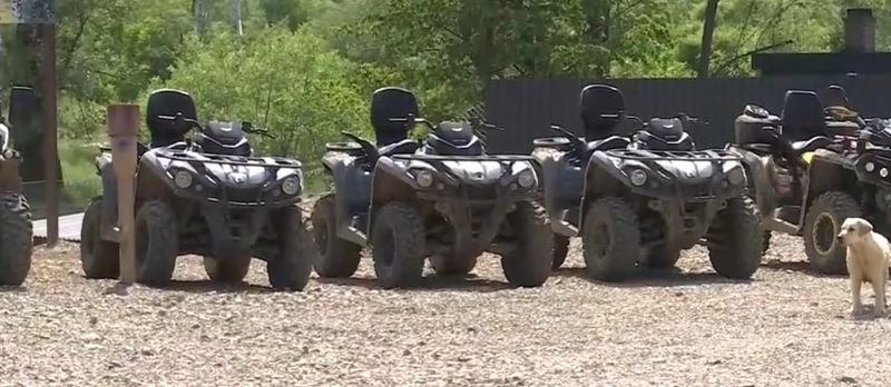 Cele două femei ar fi refuzat să poarte căştile de protecţie, ba chiar au mers şi pe un drum interzis circulaţiei publice.