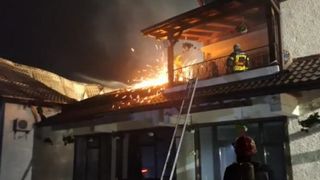 Incendiul s-a manifesta cu flacără și degajări de fum la nivelul mansardei și acoperișului clădirii, pe o suprafață de aproximativ 500 mp. 