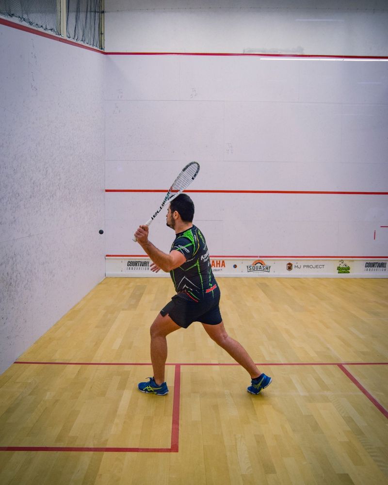 Sportul corporatiştilor, squash-ul a început să devină cunoscut în România, fiind de altfel și declarat de revista Forbes drept sportul în care se ard cele mai multe calorii.