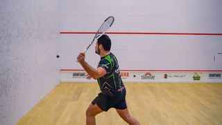 Sportul corporatiştilor, squash-ul a început să devină cunoscut în România, fiind de altfel și declarat de revista Forbes drept sportul în care se ard cele mai multe calorii.