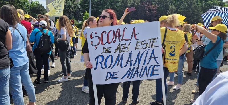 Federația Sindicatelor Libere din Învățământ și Federația Sindicatelor din Educație „Spiru Haret” cer în continuare Guvernului și partidelor aflate la guvernare să-și asume printr-un act normativ articolul scos din Legea Învățământului Preuniversitar.