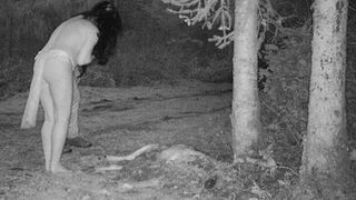 FOTO - Imagini halucinante cu „vrăjitoare” pe jumătate goale, surprinse în timp ce devorează cadavrul unui animal, într-o pădure