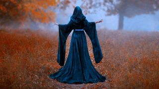 FOTO - Imagini halucinante cu „vrăjitoare” pe jumătate goale, surprinse în timp ce devorează cadavrul unui animal, într-o pădure