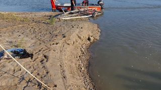 O fetiță de 11 ani,  în stop cardio-respirator după ce a căzut în Siret. Victimei i se aplică manevre de resuscitare