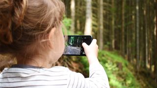 Părinții dintr-un mic oraș au decis interzicerea voluntară a smartphone-urilor pentru copiii mai mici de 13 ani