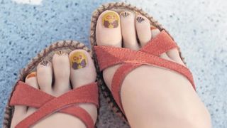 FOTO - Imagini incredibile cu ciorapii care au deja pedichiura făcută! „Cadoul perfect pentru o zi de naștere”