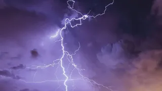 Meteorologii au emis o alertă de fenomene periculoase. Se vor înregistra ploi torențiale, furtuni și vijelii