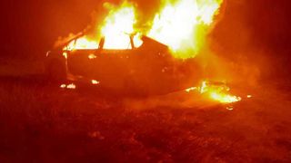 VIDEO - O persoană a fost găsită carbonizată &icirc;n urma unui incendiu izbucnit la o mașină, pe o stradă din Cluj