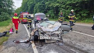 FOTO- Doi tineri au murit într-un accident rutier în județul Suceava. Un autotren și două autoturisme au fost implicate