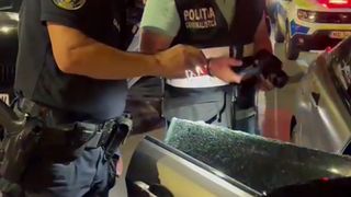 Incident șocant seara trecută la Baia Mare. Cineva de la balcon a tras cu arma &icirc;ntr-un autoturism aflat la semafor.