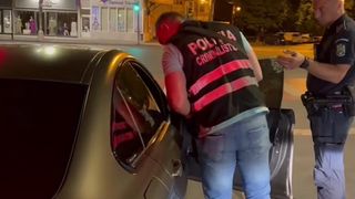 Mai multe echipaje de poliție au ajuns la fața locului, &icirc;mpreună cu criminaliștii. 