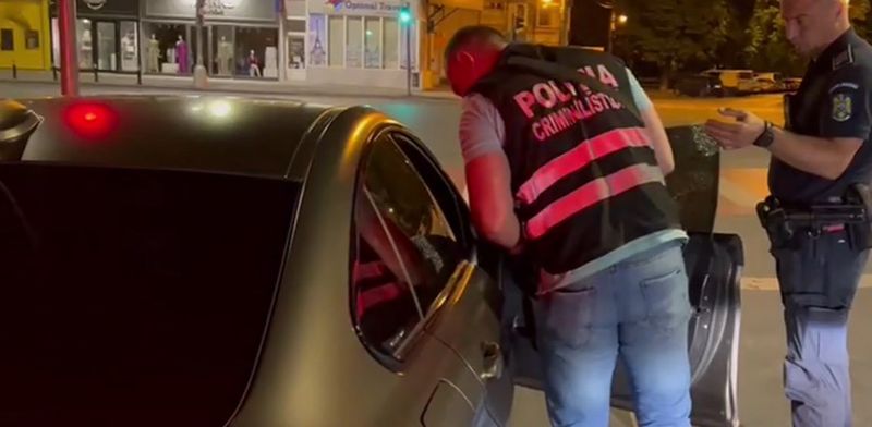 Mai multe echipaje de poliție au ajuns la fața locului, împreună cu criminaliștii. 