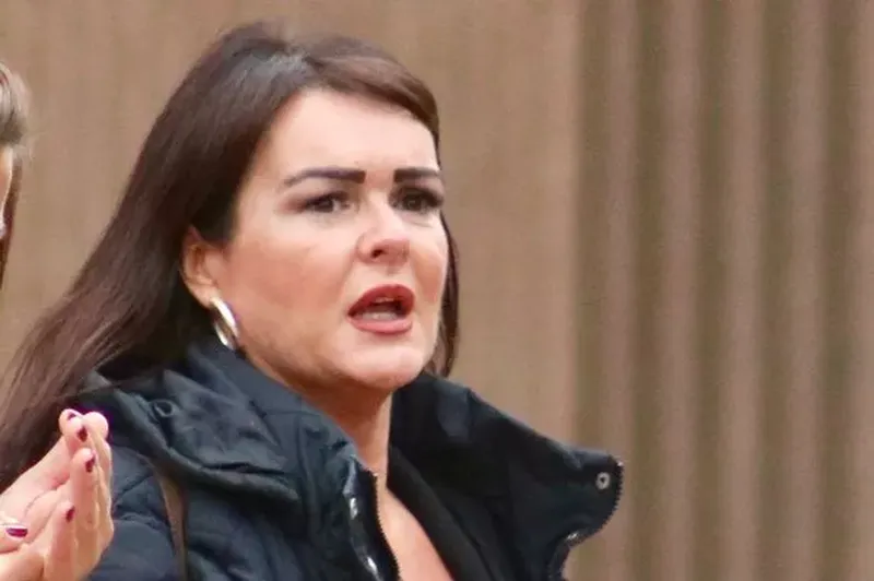 Donna Wells Fugară în Turcia după ce a furat banii tinerilor dependenți 