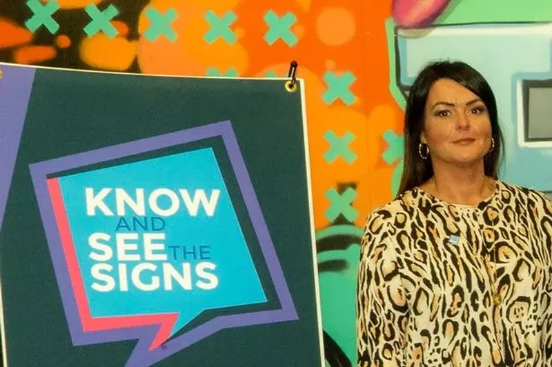 Donna Wells Fugară în Turcia după ce a furat banii tinerilor dependenți 