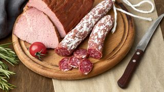 VIDEO - Se scumpesc mezelurile din această vară. Carnea de porc ajunge să înregistreze prețuri record din cauza scăderii efectivelor din Europa