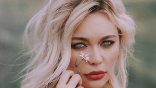 Cum să ai un machiaj rezistent și în trend în această vară?