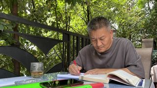 Liang Shi și-a început cariera cu o poziţie umilă într-o fabrică, iar încetul cu încetul şi-a fondat propria companie de materiale de construcţii.