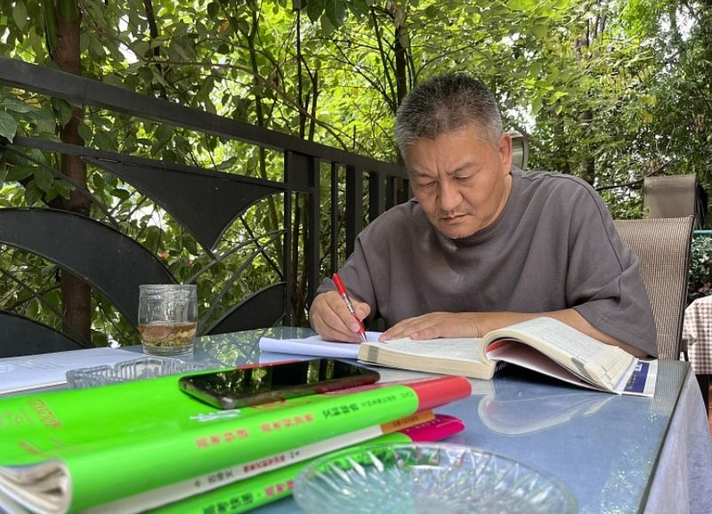 Liang Shi și-a început cariera cu o poziţie umilă într-o fabrică, iar încetul cu încetul şi-a fondat propria companie de materiale de construcţii.