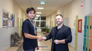 Elevul Andrei Moldovan, felicitat de profesorul de matematică Flavian Goergescu.