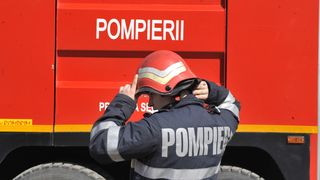 Flăcările au cuprins un apartament dintr-un bloc din Târgu Mureș. Pompierii au intervenit