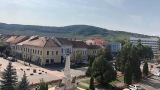 Patru gălățeni au aruncat la gunoi panglici cu drapelul Ungariei luate de pe un monument din Ordoheiu Secuiesc