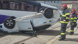 VIDEO - S-a răsturnat cu mașina pe liniile de tramvai, după ce a trecut pe roșu
