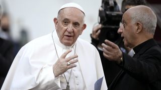 VIDEO - Papa Francisc, prima reacție după operația de 3 ore. "Este binedispus, a spus o glumă"