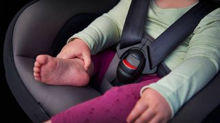 VIDEO - Descoperire dramatică! O copilă de un an a fost găsită fără suflare într-o mașină parcată