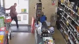 VIDEO. Un hoț a rămas încuiat în magazin și s-a făcut de rușine în fața tuturor