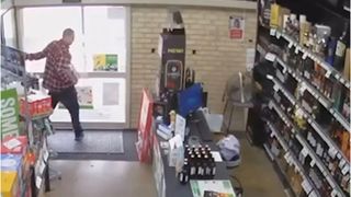  Un hoț a rămas încuiat în magazin 