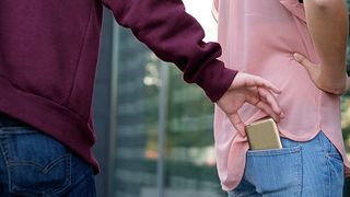 O femeie a fost jefuită și agresată în gara din Brașov. Suspectul a fost reținut