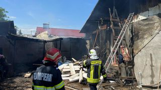 O locuință din Buzău a fost distrusă în urma unui incendiu. Pompierii au intervenit