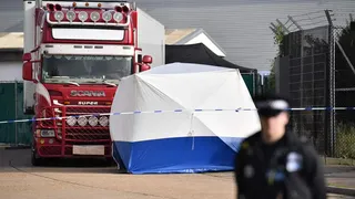 Condiții inumane de transport pentru șase migranți, care au fost ascunși în cuști metalice transportate sub șasiul unor camioane