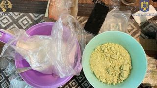 Percheziții la traficanții de droguri din Mureș. Două persoane au fost reținute pentru 24 de ore