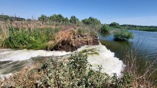 Inundații în Tulcea după ce un dig de protecţie s-a rupt. Pompierii au intervenit