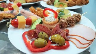 Motivul pentru care o tânără i-a avertizat pe invitații de la nunta surorii sale să nu mănânce nimic