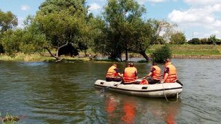 Un copil de zece ani este căutat în apele Crişului Negru. Un elicopter SMURD survolează zona