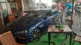 FOTO- Un șofer din Vrancea a intrat cu mașina pe terasa unui bar 