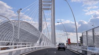 Un bărbat a amenințat că se aruncă de pe vârful podului Basarab din Capitală. Polițiștii au intervenit