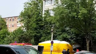 VIDEO - UPDATE:  Pompierii din Timișoara au reușit să salveze bărbatul care a amenințat de mai bine de 24 de ore că se aruncă de la etajul 7