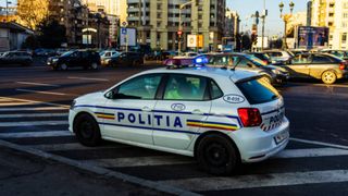 Un bărbat s-a urcat cu SUV-ul pe maşina soţiei și în fața instanței a dat vina pe femeie pentru fapta sa. A fost arestat preventiv