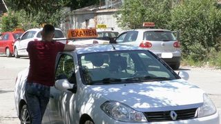 S-a izbit de un stâlp de iluminat, apoi s-a răsturnat, în timpul examenului auto